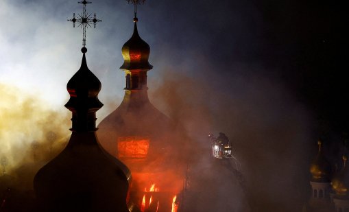 В кадър: Русия подпали най-святото място в Украйна - Киево-Печерска лавра