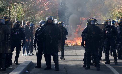 Франция мобилизира над 70 хиляди полицаи, очаква нови протести