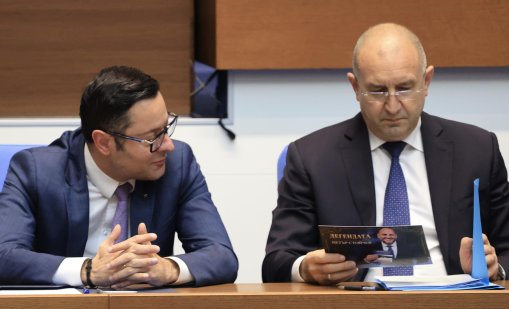 Радев говори за мантинели, полети и 36 фактури от службите в Малта