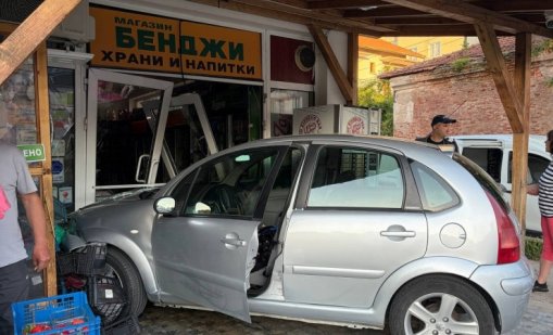Кола се вряза в магазин във Враца, по чудо няма пострадали