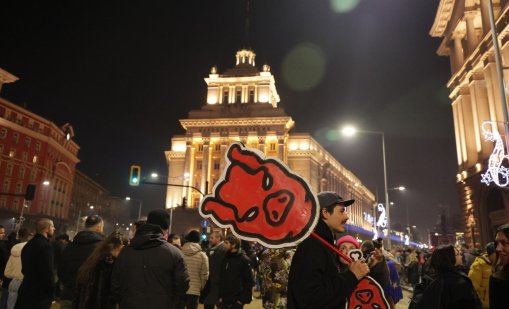 В кадър: Двата протеста се сляха, какви са исканията? 