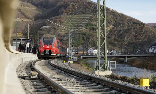 Кондуктор почина след нападение от пътник във влак в Германия