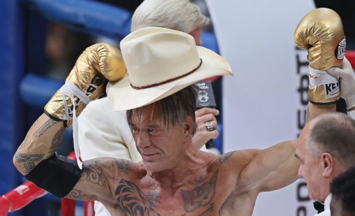 Мики Рурк: Бих си напъхал пистолет в з*дника и бих дръпнал спусъка, вместо да искам пари ВИДЕО