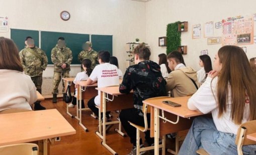 Кремъл с учебници по пропаганда в училищата в Донбас, за да заличи украинската идентичност