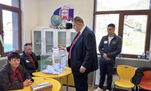Пеевски гласува в село Бабяк, избра държавата на хората
