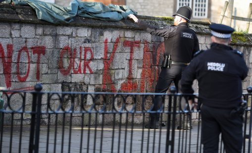 Уелс посреща Чарлз с графит &ldquo;Не е нашият крал&rdquo;