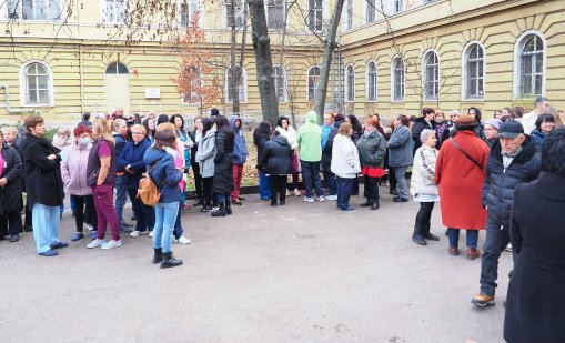 Здравните специалисти на протест, Кирилов им обеща по-високо възнаграждение 
