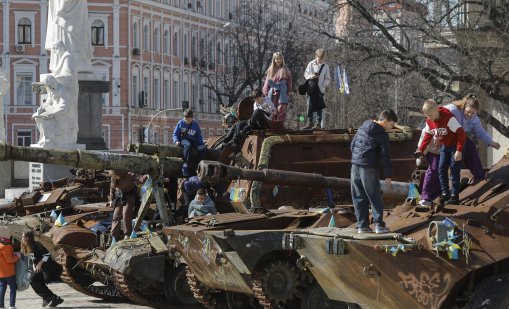 Занятия по &ldquo;добри игри&rdquo;, патриотизъм и военни униформи: Какво учат русначетата?