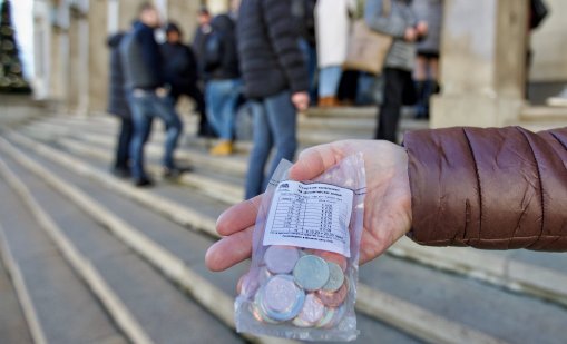 Опашка пред БНБ за стартовите комплекти с български евромонети СНИМКИ