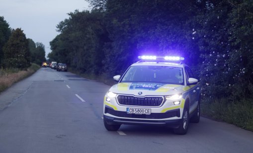 Чужденци самокатастрофираха, удариха се в мантинела, канавка и дърво