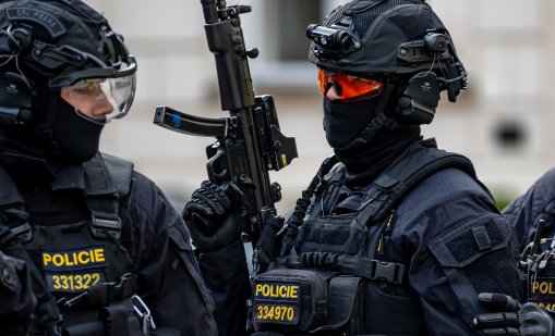 Един човек е убит при стрелба в кметството на чешкия град Хршибска