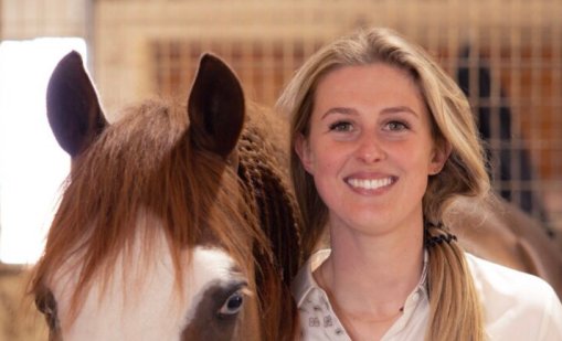 Дъщерята на Шумахер Джина намира утеха в конете