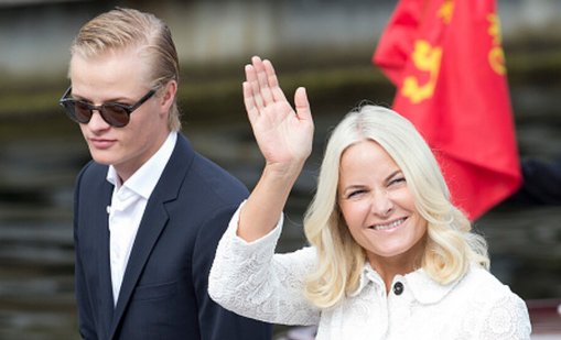 И норвежката принцеса Мете-Марит цъфна в новите досиета "Епстийн"