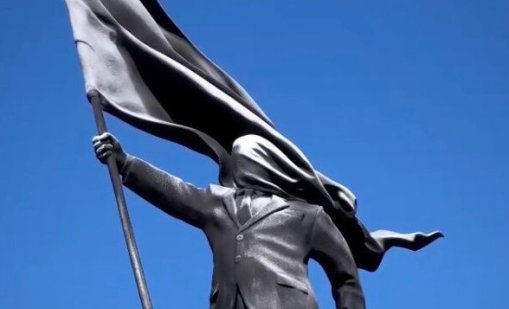 Мистериозна статуя с името на Банкси се появи в Лондон ВИДЕО