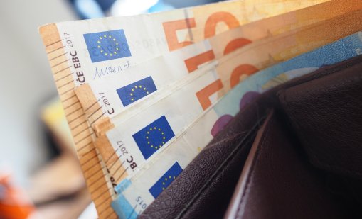 Средната заплата в обществения сектор с 60 евро по-висока от частния сектор