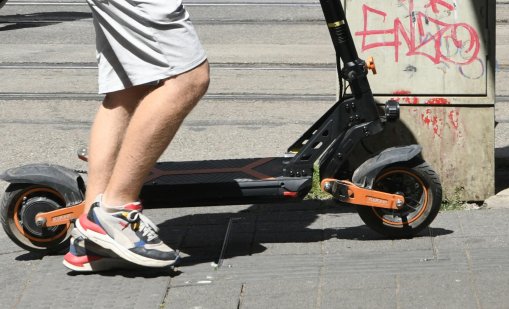 Кола удари мъж с електрическа тротинетка в Ямбол