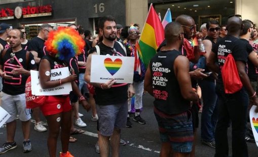 Берлинска пасторка благослови връзката между четирима мъже