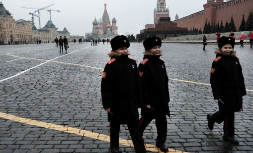 „Страна на победителите“: Руските училища посвещават десетки часове на военна пропаганда