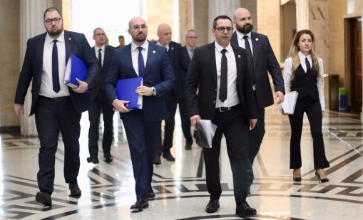 Радостин Василев е блокиран в Дубай, МЕЧ се регистрираха в ЦИК без него