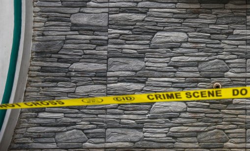 Мъж изля почистващ препарат и моторно масло в езерцето на съседа си и уби рибите му