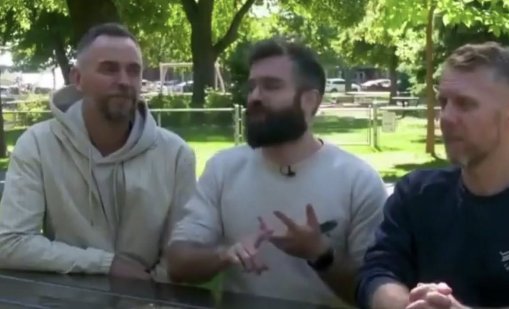 За първи път: Трима мъже в полиаморна връзка осиновиха дете ВИДЕО