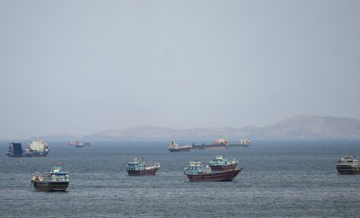 Блокадата на Ормуз се разпада, ирански "кораби-призраци&ldquo; заобикалят US флот 