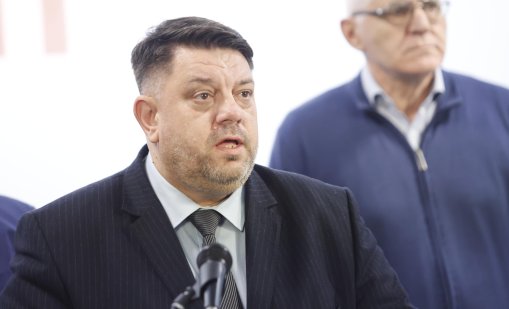 БСП включи задна скорост, остава в управлението