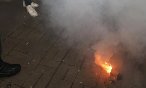 Ескалация на напрежението: Палят се кофи, срещу полицаи летят бутилки