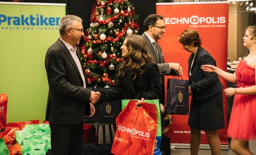 Технополис и Практикер отново зарадваха децата на герои от МВР с коледни подаръци