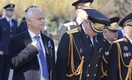 В кадър: Дечев и МВР поднесоха цветя в памет на загиналите им колеги