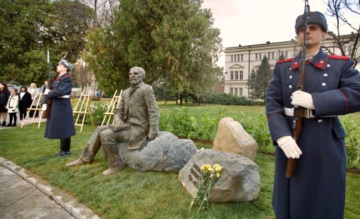 В кадър: Откриха паметник на Захарий Стоянов в София