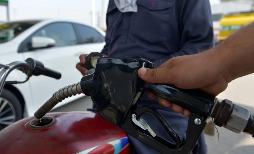 Защо светът инвестира над $570 милиарда годишно в петрол, ако вече има в излишък?