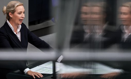 Изтекли имейли разкриват сенчести фигури зад лидера на "Алтернатива за Германия"