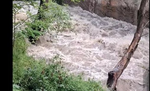 Стара река е излязла от коритото си, в нея се вливат отпадни води
