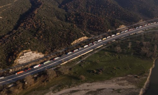 Фермерите в Гърция засилват протестите, шофьори са блокирани с часове по пътищата