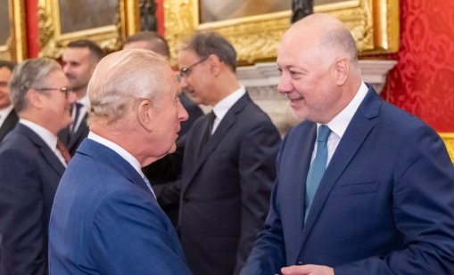 Премиерът Желязков се срещна с крал Чарлз, покани го в България
