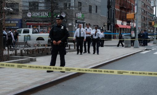 Кола се вряза в тълпа в САЩ, най-малко 15 ранени