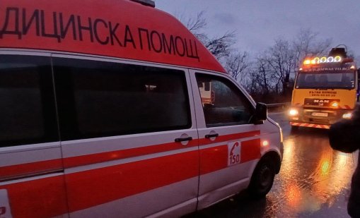 Рисково изпреварване на мокър път край Братово завърши с катастрофа и ранени деца