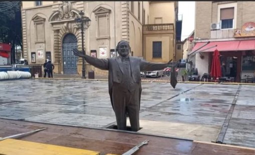 Замразиха краката на статуя на Павароти за ледена пързалка, вдовицата му побесня