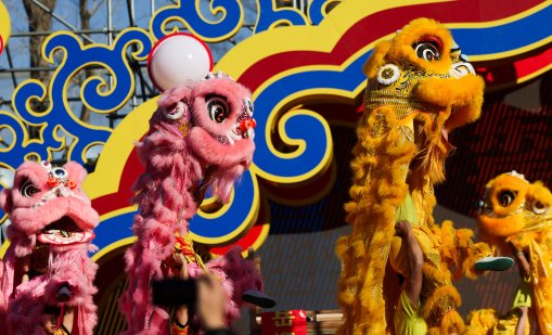 Китай посрещна годината на Огнения кон с голяма гала и роботи