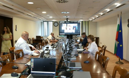 Прокурорската колегия на ВСС отложи решението за временно отстраняване на Емилия Русинова