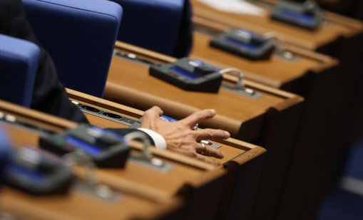 Парламентът ще дебатира шестия вот на недоверие 