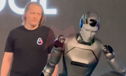 Първият хуманоиден робот на Русия... се пльосна по очи ВИДЕО