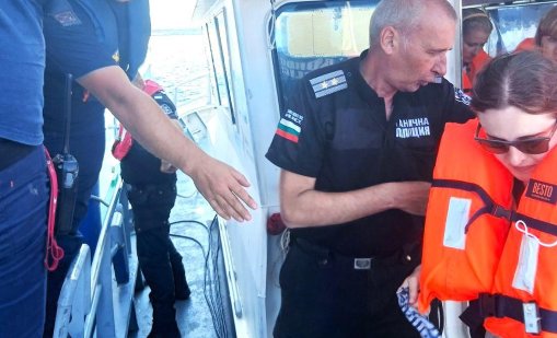 Гранични полицаи евакуират пътниците от заседналия круиз в Дунав