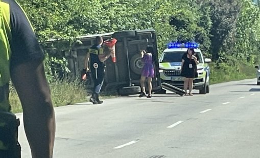 Линейка се преобърна след сблъсък с кола край Враца, всички пътници са ранени 