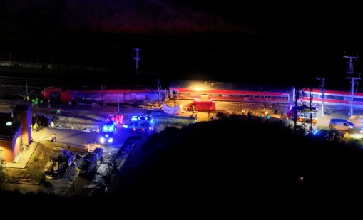 Расте броят на жертвите на железопътната катастрофа в Испания СНИМКИ