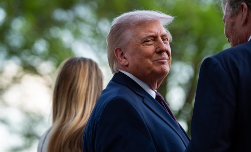 Екипът на Тръмп не може да се бори с неограничения му достъп до интернет след залез слъце