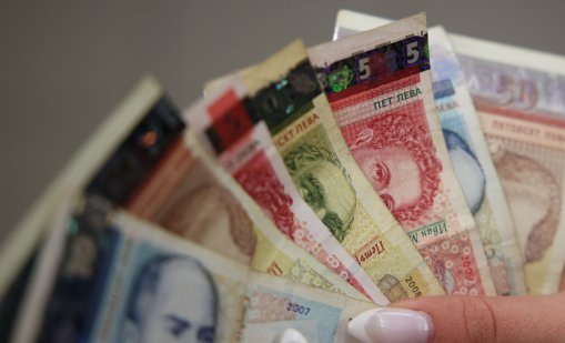 В кои сектори са най-високите и най-ниските заплати в България? 