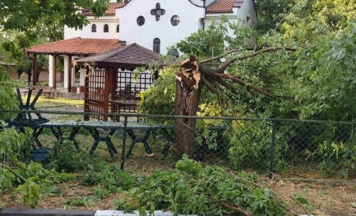 Апокалипсис: Бурята в Ямбол рани две жени, приети са в Спешното отделение
