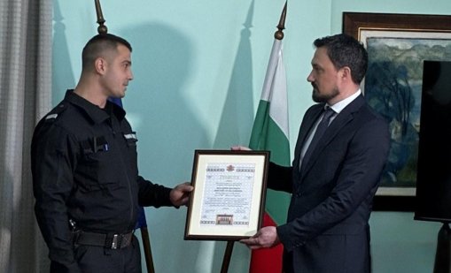 Наградиха полицая, който помогна на туристите от пропадналия автобус СНИМКИ